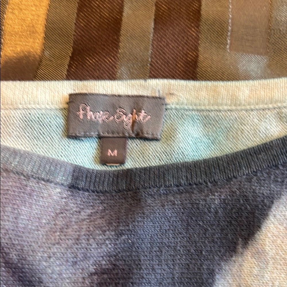 Chic Feather Patterned Blouse - Picture 2 of 4